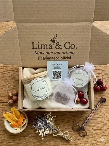 Caixa Lima & Co. aberta com vela, pastilhas e cartão com QR code