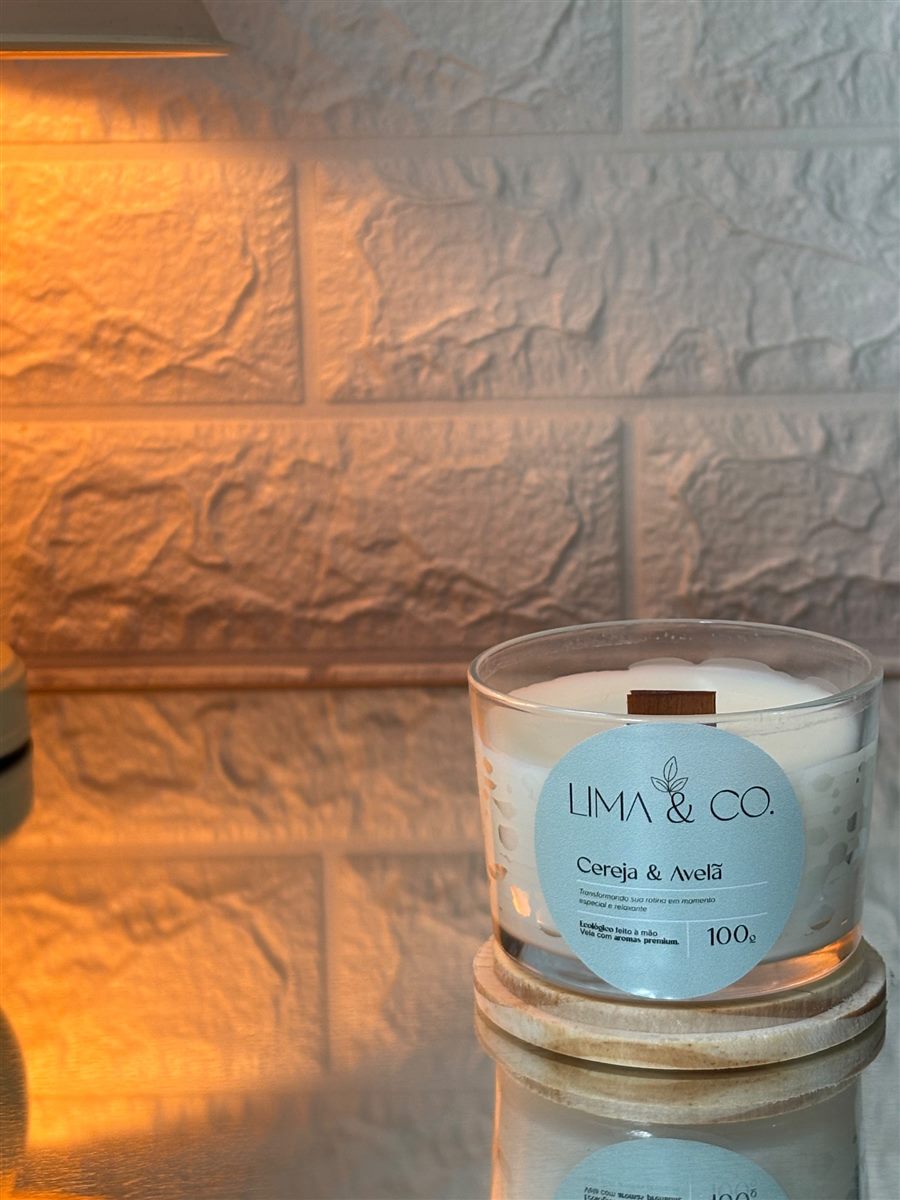 Vela Lima & Co. Cereja & Avelã de 100g com pavio de madeira
